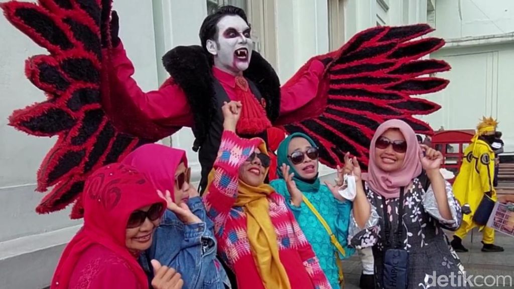 Upss... Wisatawan Asyik Foto-foto Sampai Abai Prokes Upss... Wisatawan Asyik Foto-foto Sampai Abai Prokes