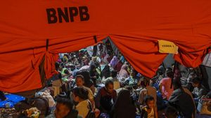 Warga Korban Gempa Mengungsi di Kantor Bupati Pasaman Barat