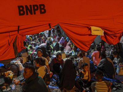 Warga Korban Gempa Mengungsi di Kantor Bupati Pasaman Barat
