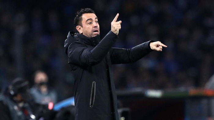 NAPLES, ITALY - FEBRUARY 24: Xavi FC Barcelona coach gestures during the UEFA Europa League Knockout Round Play-Offs Leg Two match between SSC Napoli and FC Barcelona at Stadio Diego Armando Maradona on February 24, 2022 in Naples, Italy. (Photo by Francesco Pecoraro/Getty Images)