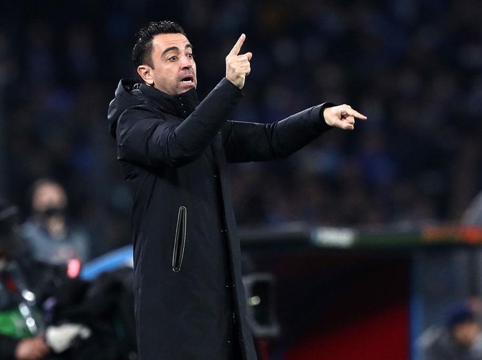NAPLES, ITALY - FEBRUARY 24: Xavi FC Barcelona coach gestures during the UEFA Europa League Knockout Round Play-Offs Leg Two match between SSC Napoli and FC Barcelona at Stadio Diego Armando Maradona on February 24, 2022 in Naples, Italy. (Photo by Francesco Pecoraro/Getty Images)