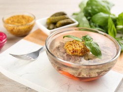 10 Makanan Khas Ukraina yang Menarik Dicoba, Ada Jelly Kaki Babi!