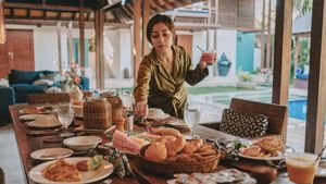 10 Pesona Cantik Nikita Willy Saat Cicip Sushi hingga Sarapan di Bali