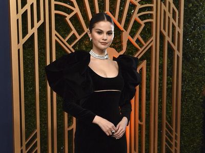 10 Artis Berbusana Terbaik di SAG Awards 2022, Tribute untuk Ukraina
