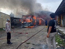 Diduga Korsleting Listrik, 1 Bus di Tangerang Terbakar