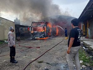 Diduga Korsleting Listrik, 1 Bus di Tangerang Terbakar Diduga Korsleting Listrik, 1 Bus di Tangerang Terbakar