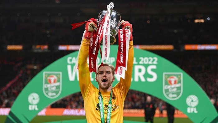 LONDON, ENGLAND - FEBRUARY 27: Caoimhin Kelleher of Liverpool lifts The Carabao Cup trophy following their sides victory during the Carabao Cup Final match between Chelsea and Liverpool at Wembley Stadium on February 27, 2022 in London, England. (Photo by Shaun Botterill/Getty Images)