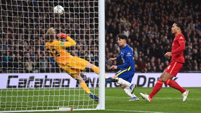 LONDON, ENGLAND - FEBRUARY 27: Kai Havertz of Chelsea scores a goal past Caoimhin Kelleher of Liverpool which was later disallowed for offside during the Carabao Cup Final match between Chelsea and Liverpool at Wembley Stadium on February 27, 2022 in London, England. (Photo by Michael Regan/Getty Images)