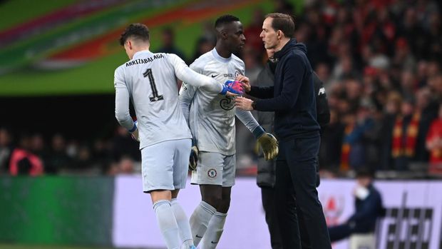 LONDON, ENGLAND - FEBRUARY 27: Kepa Arrizabalaga replaces Edouard Mendy of Chelsea during the Carabao Cup Final match between Chelsea and Liverpool at Wembley Stadium on February 27, 2022 in London, England. (Photo by Michael Regan/Getty Images)