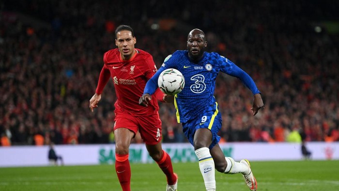LONDON, ENGLAND - FEBRUARY 27: Romelu Lukaku of Chelsea battles for possession with Virgil van Dijk of Liverpool during the Carabao Cup Final match between Chelsea and Liverpool at Wembley Stadium on February 27, 2022 in London, England. (Photo by Michael Regan/Getty Images)