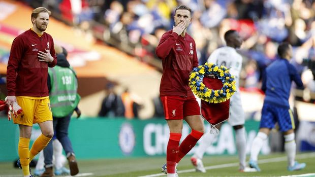 Soccer Football - Carabao Cup Final - Chelsea v Liverpool - Wembley Stadium, London, Britain - February  27, 2022  Liverpool's Jordan Henderson holds a wreath in support of Ukraine before the match Action Images via Reuters/John Sibley
