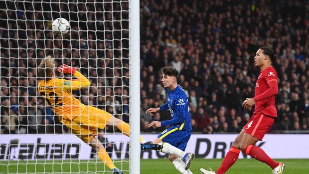 LONDON, ENGLAND - FEBRUARY 27: Kai Havertz of Chelsea scores a goal past Caoimhin Kelleher of Liverpool which was later disallowed for offside during the Carabao Cup Final match between Chelsea and Liverpool at Wembley Stadium on February 27, 2022 in London, England. (Photo by Michael Regan/Getty Images)