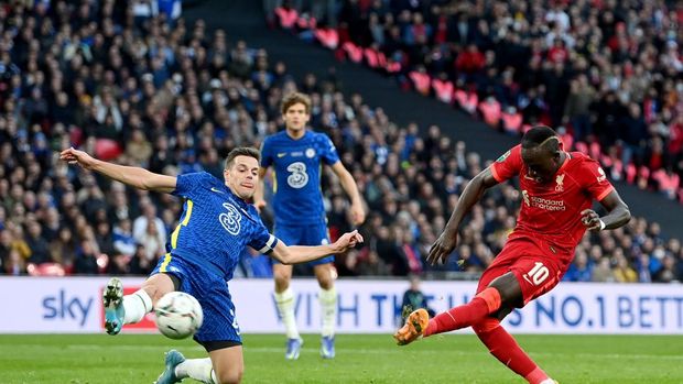 LONDON, ENGLAND - FEBRUARY 27: Sadio Mane of Liverpool shoots past Cesar Azpilicueta of Chelsea during the Carabao Cup Final match between Chelsea and Liverpool at Wembley Stadium on February 27, 2022 in London, England. (Photo by Michael Regan/Getty Images)