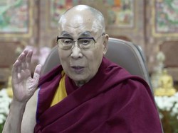 Kronologi Viral Aksi Dalai Lama Disebut Pedofil gegara Minta Bocah Isap Lidahnya