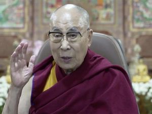 Awal Mula Viral Dalai Lama Disebut Pedofil usai Minta Dicium Bocah Laki-laki Awal Mula Viral Dalai Lama Disebut Pedofil usai Minta Dicium Bocah Laki-laki