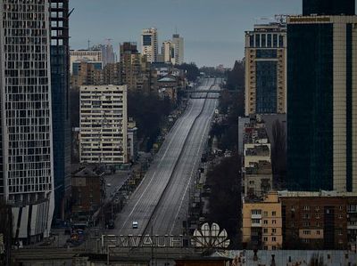 Ditinggal Warganya Mengungsi, Ibukota Ukraina Sepi