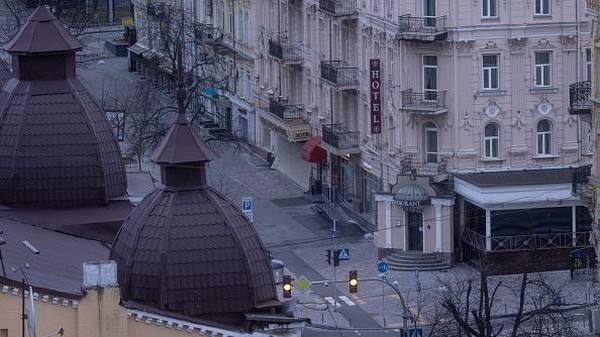 KYIV, UKRAINE - FEBRUARY 27: Empty streets and closed shops are seen during a curfew imposed from Saturday 5pm to Monday 8am local time on February 27, 2022 in Kyiv, Ukraine. Explosions and gunfire were reported around Kyiv as Russias invasion of Ukraine continues. The invasion has killed scores and prompted widespread condemnation from US and European leaders.