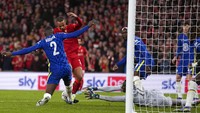 Sebelumnya, Edouard Mendy tampil brilian menjaga gawang Chelsea. Empat penyelamatan dilakukan, termasuk double save kala menepis sepakan jarak dekat Sadio Mane (AP/Alastair Grant)