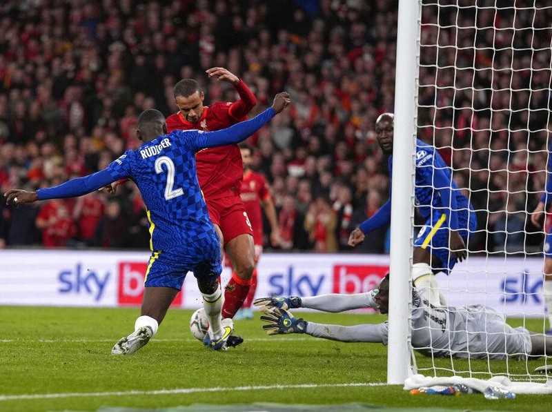 Chelsea's goalkeeper Edouard Mendy dives for a save during the English League Cup final soccer match between Chelsea and Liverpool at Wembley stadium in London, Sunday, Feb. 27, 2022. (AP Photo/Alastair Grant)