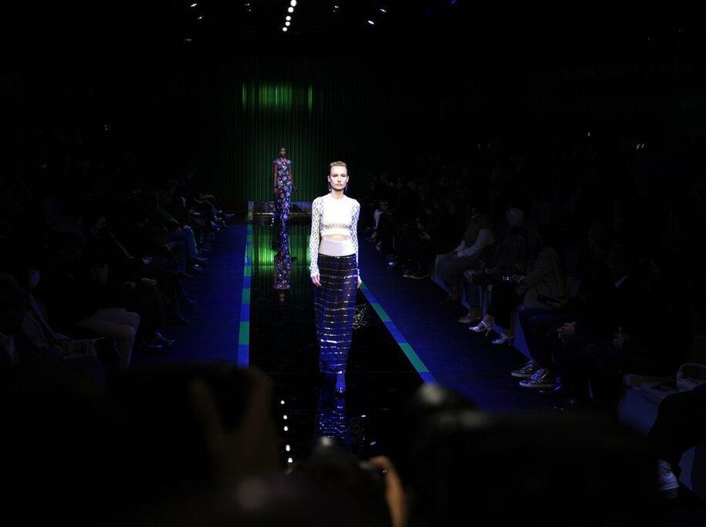 Sunyi untuk Ukraina, Giorgio Armani Gelar Fashion Show Tanpa Musik