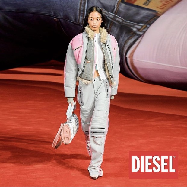 Nafa Salvana berjalan di runway Diesel Fall/Winter 2022/