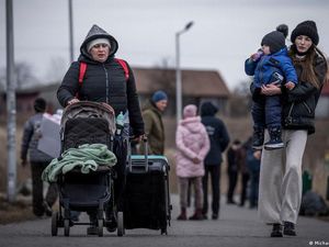 Gelombang Pengungsi Ukraina Berdatangan ke Perbatasan Polandia