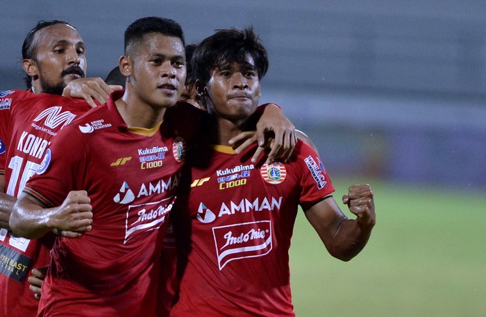 Pesepak bola Persija Jakarta Irfan Jauhari (kanan) berselebrasi bersama rekannya Taufik Hidayat (kiri) usai mencetak gol ke gawang Persik Kediri saat pertandingan Liga 1 di Stadion Kapten I Wayan Dipta, Gianyar, Bali, Sabtu (19/2/2022). Persija Jakarta berhasil mengalahkan Persik Kediri dengan skor 2-1. ANTARA FOTO/Fikri Yusuf/aww.