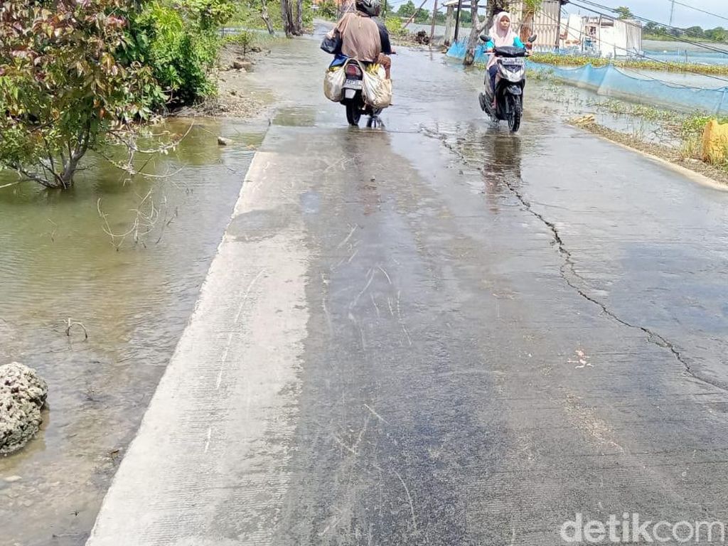 Banjir di Soko Lamongan Surut, Tapi Jalan Jadi Licin Karena Berlumut