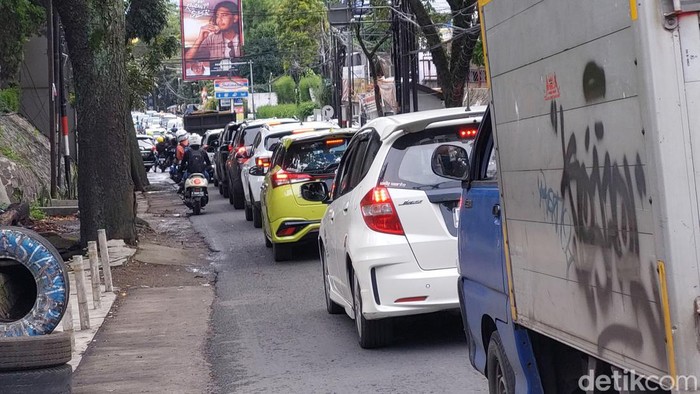 Kepadatan arus lalu lintas terjadi dari arah Setiabudi, Kota Bandung menuju Lembang, Kabupaten Bandung Barat, Senin (28/2/2022).