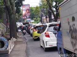 Kendaraan di Jalur Wisata Lembang Mengular