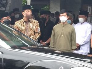 Jokowi, Kaesang dan Gibran Antar Jenazah Pakde Miyono ke Permakaman Jokowi, Kaesang dan Gibran Antar Jenazah Pakde Miyono ke Permakaman