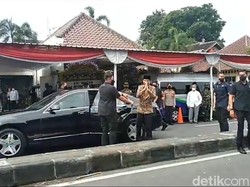 Presiden Jokowi Tiba di Rumah Duka Pakde Miyono