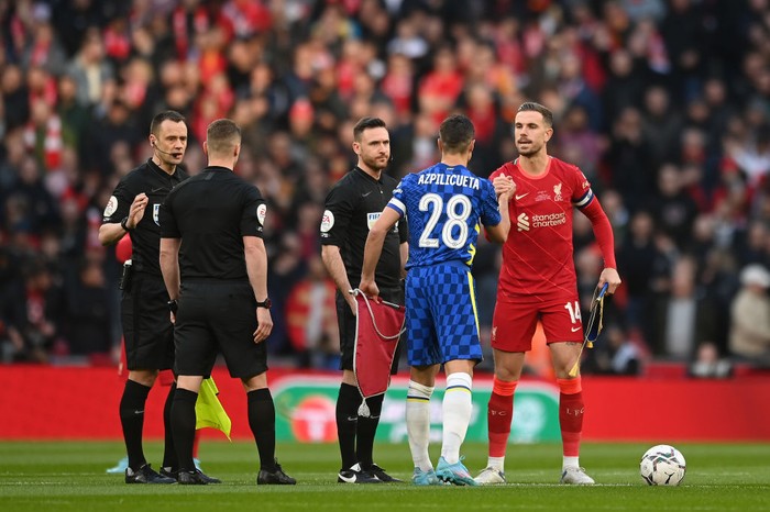 LONDON, ENGLAND - FEBRUARY 27: Jordan Henderson of Liverpool shakes hands with Cesar Azpilicueta of Chelsea prior to the Carabao Cup Final match between Chelsea and Liverpool at Wembley Stadium on February 27, 2022 in London, England. (Photo by Michael Regan/Getty Images)