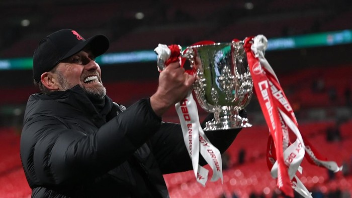LONDON, ENGLAND - FEBRUARY 27: Juergen Klopp of Liverpool lifts The Carabao Cup trophy following their sides victory during the Carabao Cup Final match between Chelsea and Liverpool at Wembley Stadium on February 27, 2022 in London, England. (Photo by Michael Regan/Getty Images)