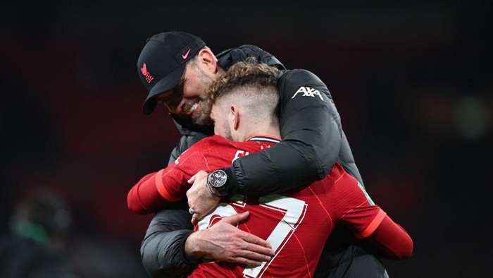 LONDON, ENGLAND - FEBRUARY 27: Juergen Klopp celebrates with Harvey Elliott of Liverpool following their teams victory in the penalty shoot out during the Carabao Cup Final match between Chelsea and Liverpool at Wembley Stadium on February 27, 2022 in London, England. (Photo by Shaun Botterill/Getty Images)