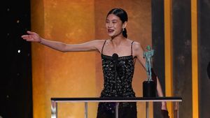 Air Mata Jung Ho Yeon saat Menang Piala SAG Awards