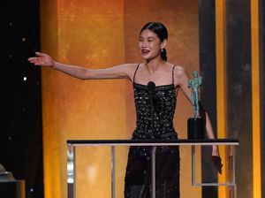 Air Mata Jung Ho Yeon saat Menang Piala SAG Awards Air Mata Jung Ho Yeon saat Menang Piala SAG Awards
