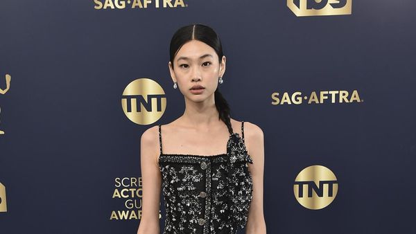 7 Gaya Jung Ho Yeon Menang SAG Awards 2022, Ada Makna di Pita Rambutnya