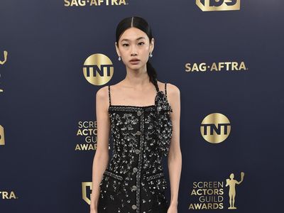 7 Gaya Jung Ho Yeon Menang SAG Awards 2022, Ada Makna di Pita Rambutnya