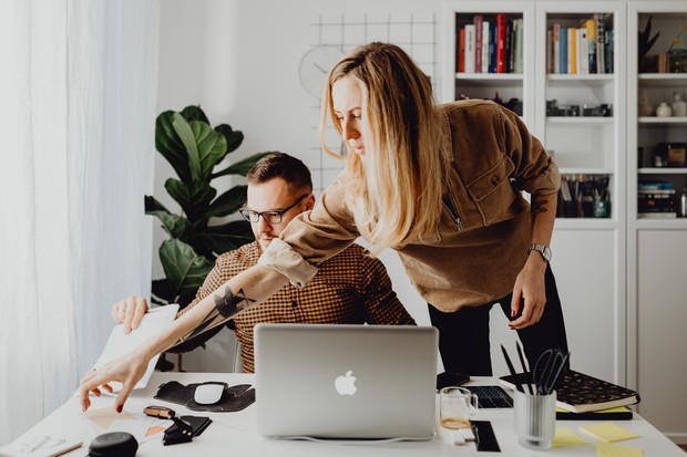 Kantor dengan rak berisi buku bacaan/ Foto: Pexels/Karolina Grabowska