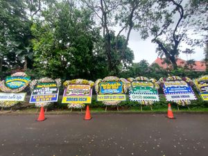 Rumah Duka Arifin Panigoro Dibanjiri Karangan Bunga