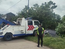 Mobil Avanza Tabrak Warung-Terjun ke Sawah di JLS Cilegon, 1 Orang Tewas