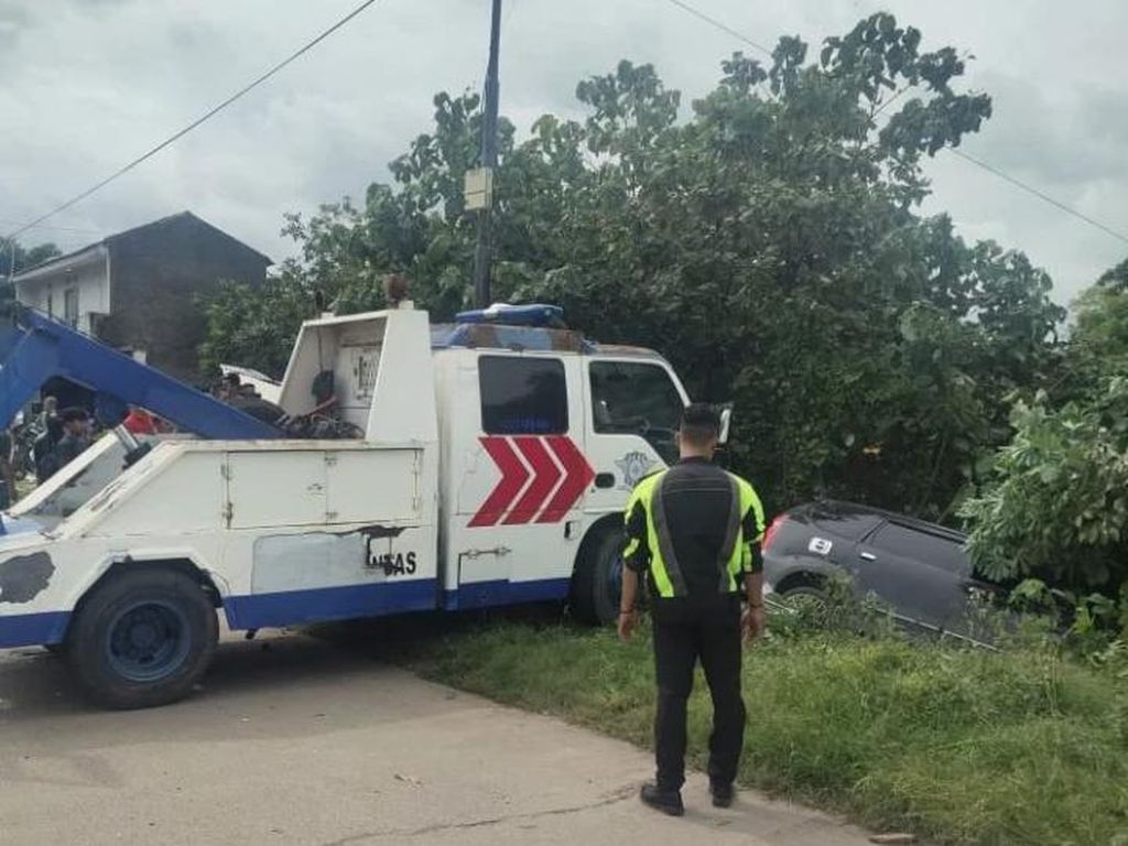 Mobil Avanza Tabrak Warung-Terjun ke Sawah di JLS Cilegon, 1 Orang Tewas Mobil Avanza Tabrak Warung-Terjun ke Sawah di JLS Cilegon, 1 Orang Tewas