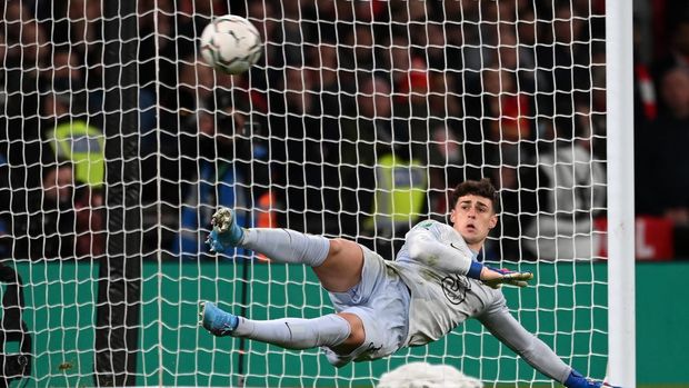 LONDON, ENGLAND - FEBRUARY 27: Kepa Arrizabalaga of Chelsea fails to save the ninth penalty from Harvey Elliott of Liverpool (not pictured) during the Carabao Cup Final match between Chelsea and Liverpool at Wembley Stadium on February 27, 2022 in London, England. (Photo by Michael Regan/Getty Images)