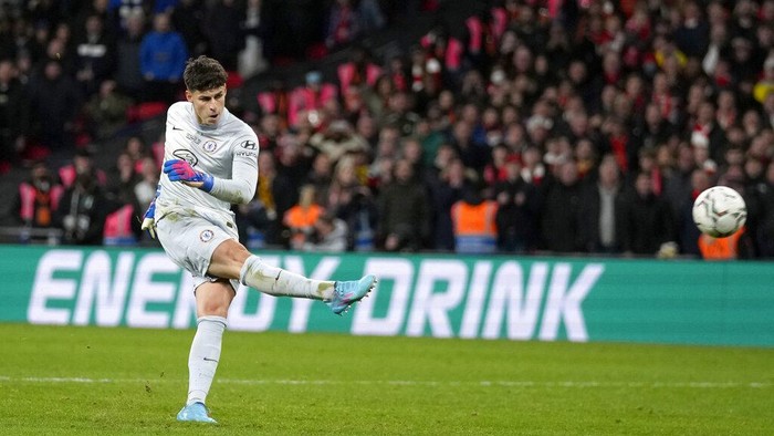 Chelseas goalkeeper Kepa Arrizabalaga fails to score a penalty during a penalty shootout after the match ended tied 0-0 during the English League Cup final soccer match between Chelsea and Liverpool at Wembley stadium in London, Sunday, Feb. 27, 2022. Liverpool won the penalty shootout 11-10. (AP Photo/Alastair Grant)