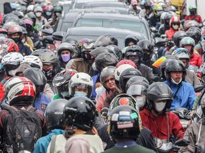 Arus Lalu Lintas Puncak Macet Jadi Berkah Bagi Pedagang Arus Lalu Lintas Puncak Macet Jadi Berkah Bagi Pedagang