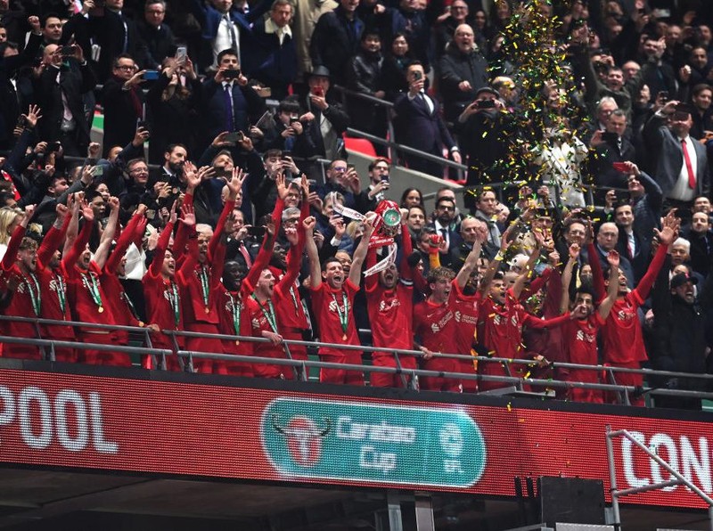 LONDON, ENGLAND - FEBRUARY 27: Jordan Henderson of Liverpool lifts the Carabao Cup trophy following victory in the Carabao Cup Final match between Chelsea and Liverpool at Wembley Stadium on February 27, 2022 in London, England. (Photo by Michael Regan/Getty Images)