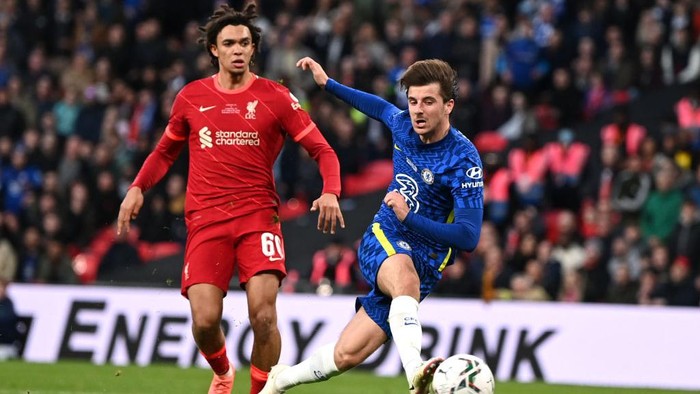 LONDON, ENGLAND - FEBRUARY 27: Mason Mount of Chelsea shoots under pressure from Trent Alexander-Arnold of Liverpool  during the Carabao Cup Final match between Chelsea and Liverpool at Wembley Stadium on February 27, 2022 in London, England. (Photo by Shaun Botterill/Getty Images)