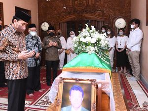 Berpulangnya Pakde Miyono, Mentor Bisnis dan Pemandu Kesuksesan Jokowi Berpulangnya Pakde Miyono, Mentor Bisnis dan Pemandu Kesuksesan Jokowi