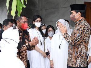 Momen Jokowi Layat Pakde Miyono di Solo, Kembali ke Jakarta Usai Pemakaman Momen Jokowi Layat Pakde Miyono di Solo, Kembali ke Jakarta Usai Pemakaman